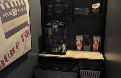 Washington Park Apartment | Chic 2-bedroom apartment in historic Chicago neighborhood with theater, Wifi