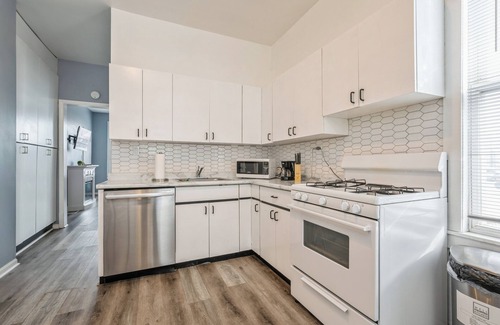 West Lakeview Apartment | Chic 2-bedroom apartment in marvelous Lakeview/LincolnPark/Wrigley with WiFi/AC