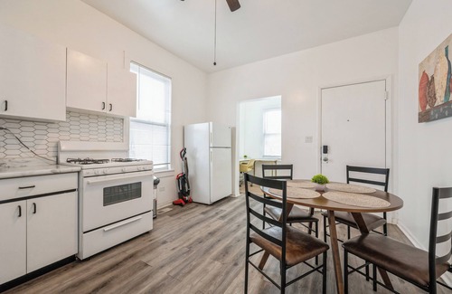 West Lakeview Apartment | Chic 2-bedroom apartment in marvelous Lakeview/LincolnPark/Wrigley with WiFi/AC