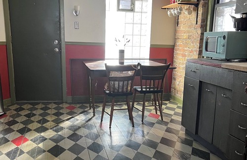 Pulaski Park Apartment | Chic 2-bedroom with AC, WiFi, in terrific Chicago neighborhood of Wicker Park.