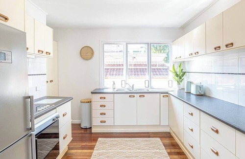 Biggera Waters Apartment | Chic 2BR Apt Near Beach