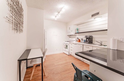 Brentwood Apartment | Chic 2BR Near Triangle With King Beds Fast Wifi