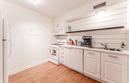 Brentwood Apartment | Chic 2BR Near Triangle With King Beds Fast Wifi
