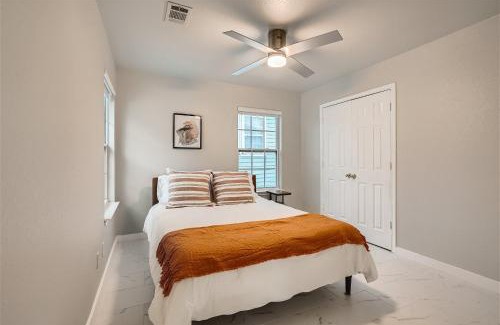 Foster Heights House | Chic 8BR Retreat Central East Austin for Large Groups