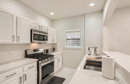 Foster Heights House | Chic 8BR Retreat Central East Austin for Large Groups