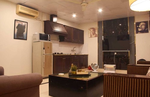Gulberg Apartment | Chic And Cozy Apartment in Downtown