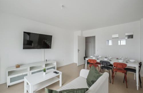 Cergy Apartment | Chic and spacious apart with parking