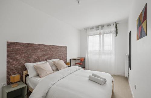 Cergy Apartment | Chic and spacious apart with parking