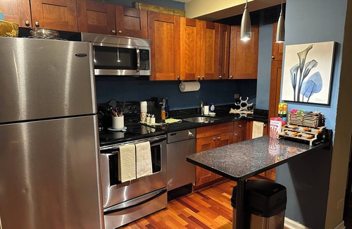 Uptown Apartment | Chic apartment in marvelous Chicago with WiFi, AC