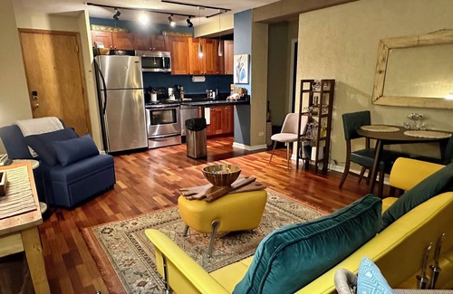 Uptown Apartment | Chic apartment in marvelous Chicago with WiFi, AC