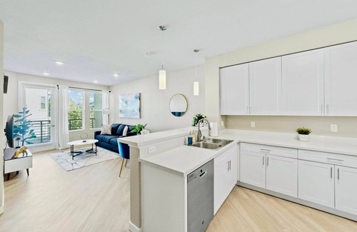 Sparks Apartment | Chic Apt w Jacuzzi Lake Front Nr Casino Imax