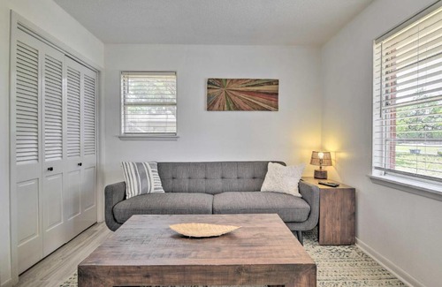Ingleside Apartment | Chic Condo with Screened Patio about 13 Mi to Beach