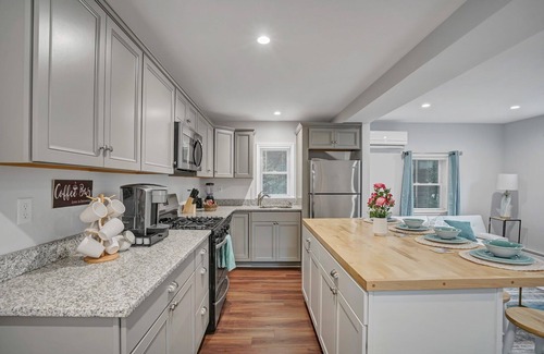 Greenwood Lake House | Chic, Cozy, Newly-Remodeled Cottage with Deck