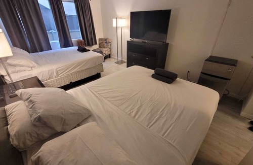 Pico - Robertson Apartment | Chic Double Queen Bed Unit in Beverly Hills with AC + WiFi