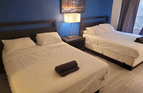 Pico - Robertson Apartment | Chic Double Queen Bed Unit in Beverly Hills with AC + WiFi