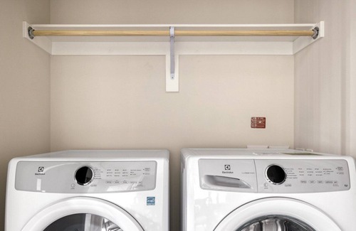 Golden Triangle Apartment | Chic Golden Triangle 2BR w/ Pool, Gym & W/D, next to Park, by Blueground