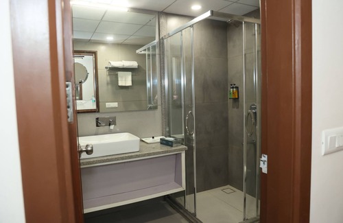 IMT Manesar Hotel | Chic hotel in marvelous Manesar with fitness room, AC, WiFi