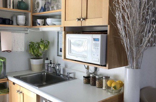 Riviera House | Chic & Sophisticated Studio with Panoramic Views & Privacy (yard, pet friendly!)