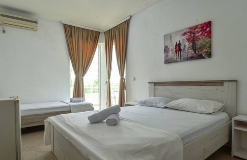 Gjerana Apartment | Chic Studio Flat w Garden in Ulcinj