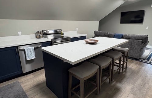 Draper Apartment | Chic studio with AC and WiFi in Draper Sleeps up to 4 w/sofa bed & 1 car garage