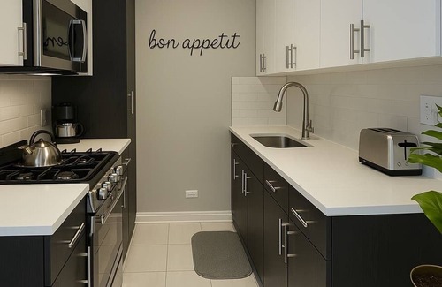 Lake View East Apartment | Chic & Stylish Studio w/Modern Kitchen