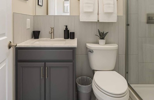 Lake View East Apartment | Chic & Stylish Studio w/Modern Kitchen