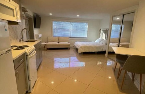 Lake Worth House | Chic suite by the Beach