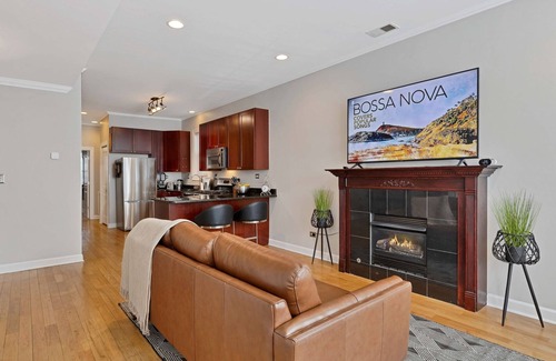 Lakeview Condo | Chic Urban Retreat Near Wrigley Field w/Parking