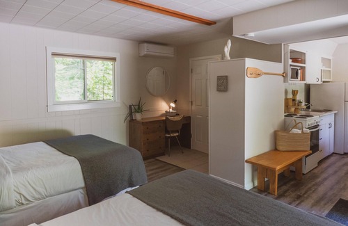 Christina Lake Hotel | Christina Lake Rustic & Roomy, Sleeps 4, Private Terrace -Beaches, Golf, Fishing