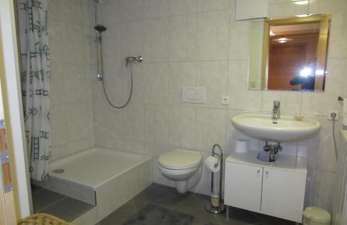 Leutkirch im Allgau House | Christine Oparaugo - Privatzimmer mit Bad