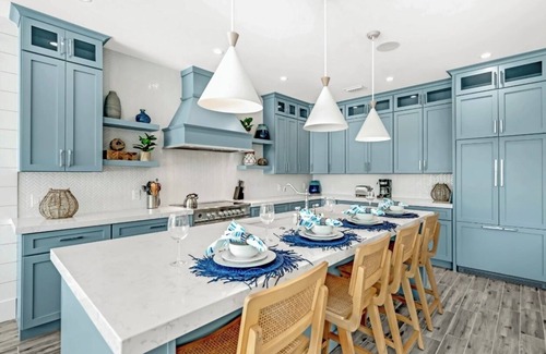 Bradenton Beach House | CHRISTMAS availability!Gorgeous 7 bedroom Beach house 2 minute walk to Beach!