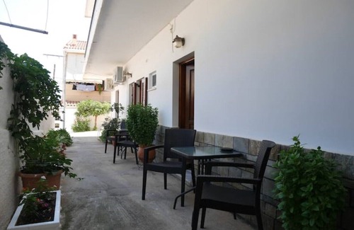 Monemvasia Apartment | Chrysoula’s Welcoming Triple Room with Yard
