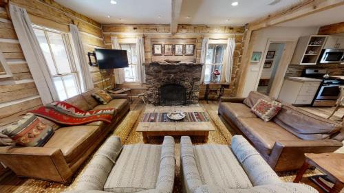 Red River House | Chula Vista Cabin - Pet Friendly - WiFi - Washer - Dryer - Fireplace - Grill