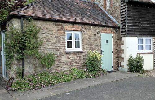 Hay-on-Wye Cottage | Cider Press - sleeps 2 guests in 1 bedroom