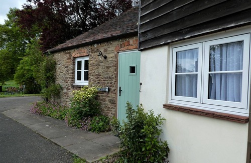 Hay-on-Wye Cottage | Cider Press - sleeps 2 guests in 1 bedroom