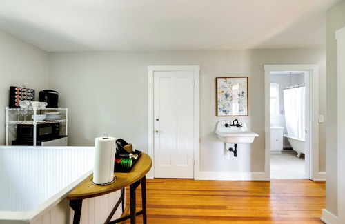 Hyde Park Apartment | Cincinnati Apartment: 1 Mi to Hyde Park Square!