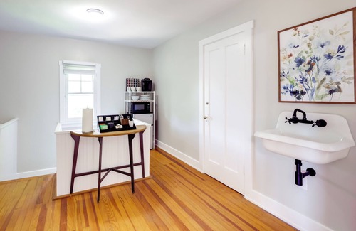 Hyde Park Apartment | Cincinnati Apartment: 1 Mi to Hyde Park Square!