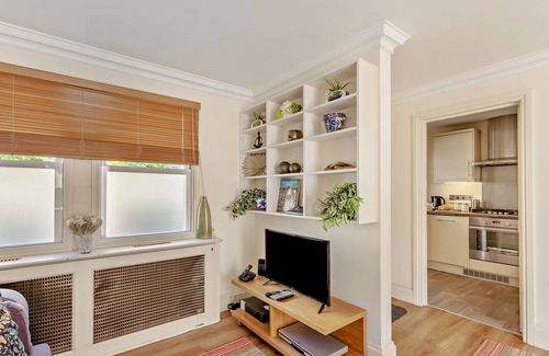 Upper Town House | Circus Mews - Sleeps 3, has its own parking bay.