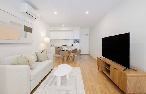 West End Apartment | Cityside Cozy 1BR | Near Southbank & City Centre