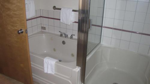 Lincoln Beach Hotel | Clarion Inn Surfrider Resort