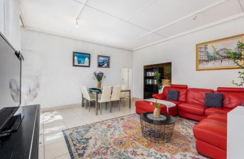Yarralumla House | Classic 2 Bedroom Guest Suite with Garden Oasis located near a Lake
