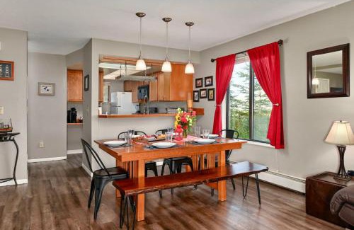 Kenai House | Classic AK Townhome 2BR 2BA