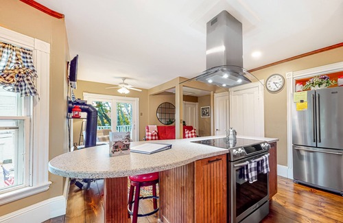 Kennebunkport Apartment | Classic apartment in the heart of town - walk to beaches/eateries