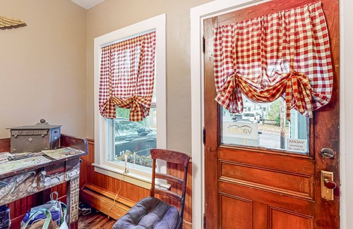 Kennebunkport Apartment | Classic apartment in the heart of town - walk to beaches/eateries