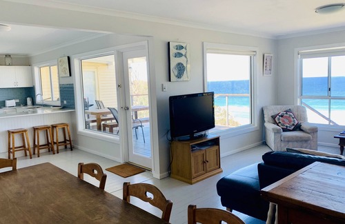 Mollymook Beach House | Classic beach cottage with amazing views and stroll to beach