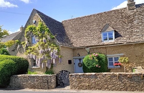 Southrop Cottage | Classic Two Bedroom 17th Century Cottage Situated in Southrop,in the Cotswolds