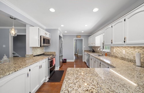 Sedgefield House | Classy Cozy Close to everything Spacious 4-bedroom house in marvelous Greensboro