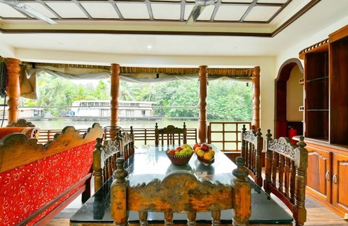 Thanneermukkom Boat Rental | Classy/well-furnished White house,Alleppey