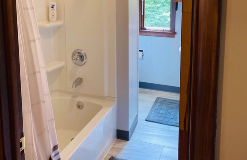 Hermitage House | Clean & Basic One Floor House Close to Park & Lake