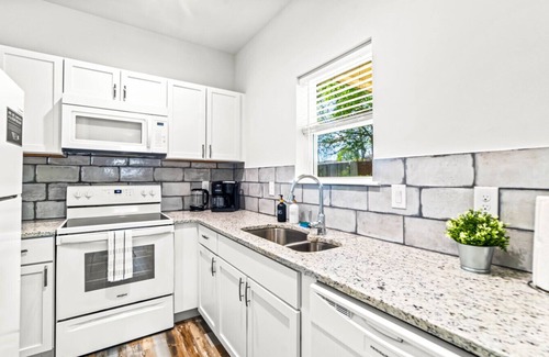 Rockwall Apartment | Clean, Modern, Walk to Downtown | SAI